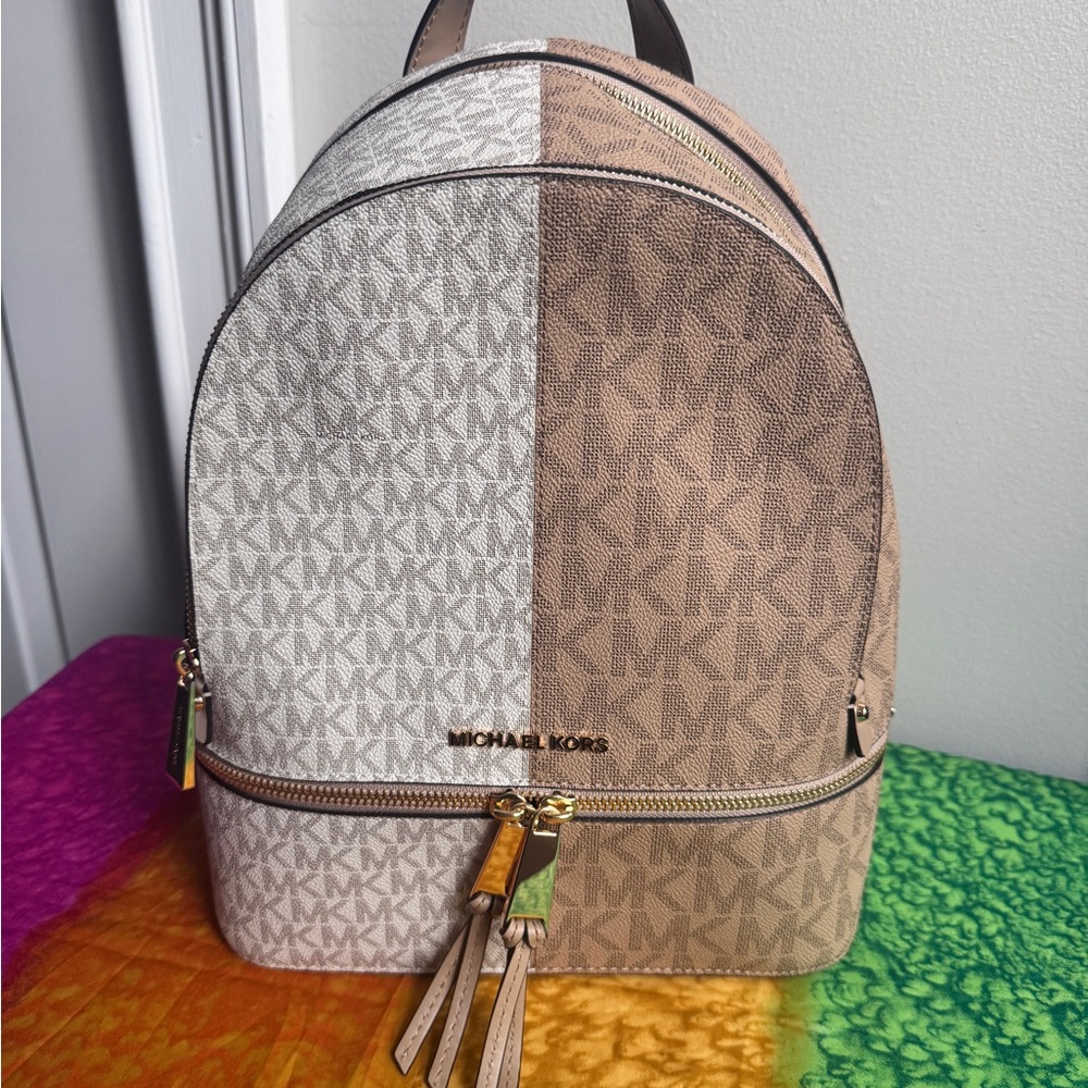 ♥️NWT Michael Kors Womens Rhea Zip Medium Backpack Vanilla Multi♥️